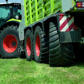 Claas laat een kieper/aanhanger besturingssysteem zien waarbij het optimum is gevonden tussen wendbaarheid en stabiliteit. Ook krijgt de bestuurder een waarschuwingssignaal als de hoek tussen de trekker en de wagen in combinatie met de snelheid te groot i