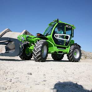 Merlo presenteert een hybride aangedreven verreiker. Naast een dieselmotor beschikt deze machine over een 30KwH accu. Geen uitlaatgassen in gesloten gebouwen meer, alus de reclame van Merlo. De dieselmotor ondersteund de accu bij werkzaamheden die veel ve