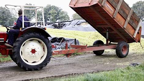 De jongens hebben gisteren nog het kiepertje van Maarten Peppelman aangepast met laadhekken, zodat hij per keer toch bijna 3 ton kan lossen.