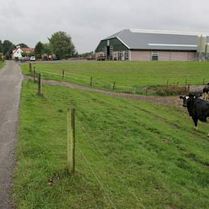 Een lange dijk en het erf zelf, is dan het enige dat nog boven het water uitsteekt.