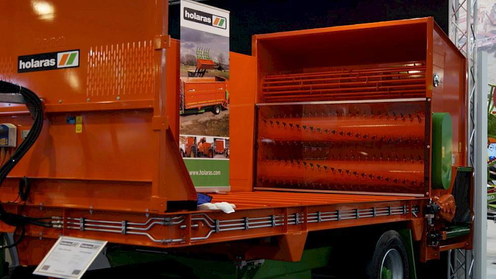 De Holaras voerdoseerwagen als goedkoop alternatief voor de voermengwagen.