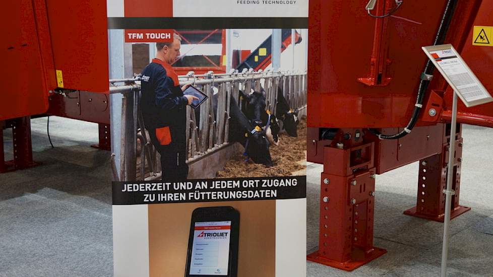 Mobiele data-overdacht met smartphone en tablet.