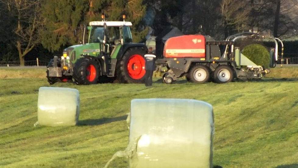 De eerste balen van 2014 Loonbedrijf Altena uit Kloosterhaar Trekkerweb  Ernte 2014