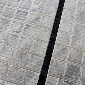 De vloer is een Concrelit C6 met elke 1,17 meter een afstortspleet. In de rij langs de stropot zijn extra afstortspleten gemaakt.