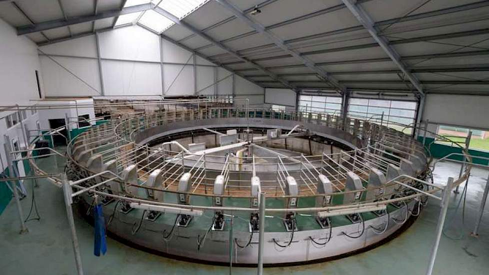 In de grote 60-stands buitenmelker van GEA Farm Technologies melkt de familie De Jong 240 koeien per uur.