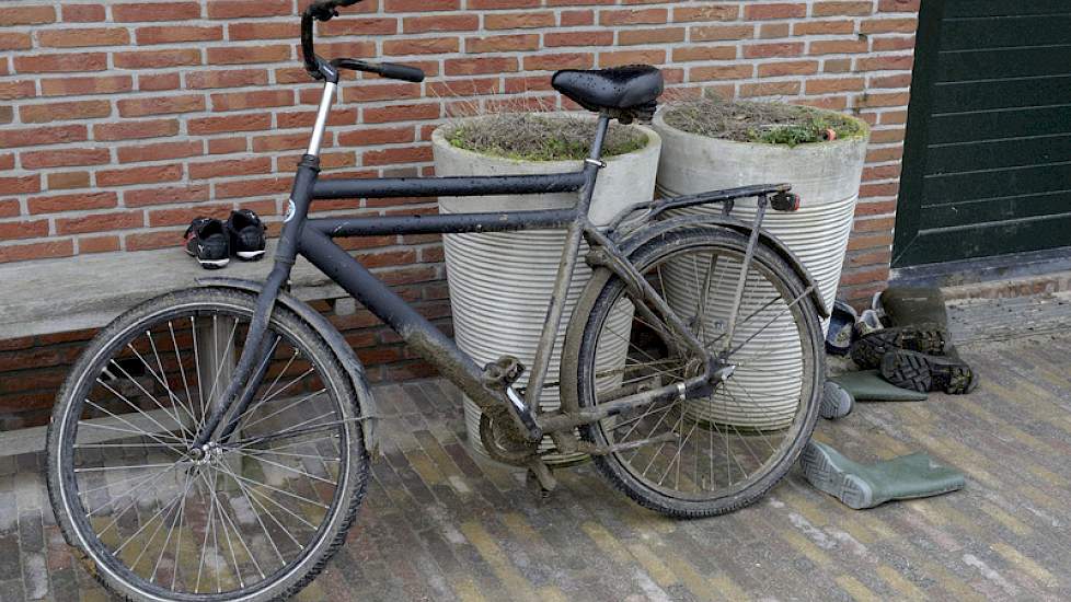 Een van de bedrijfsfietsen die regelmatig worden gebruikt – op zo'n langgerekt bedrijf komt een fiets wel van pas.