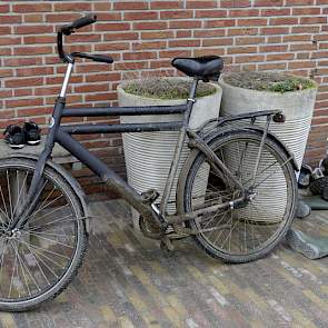 Een van de bedrijfsfietsen die regelmatig worden gebruikt – op zo'n langgerekt bedrijf komt een fiets wel van pas.