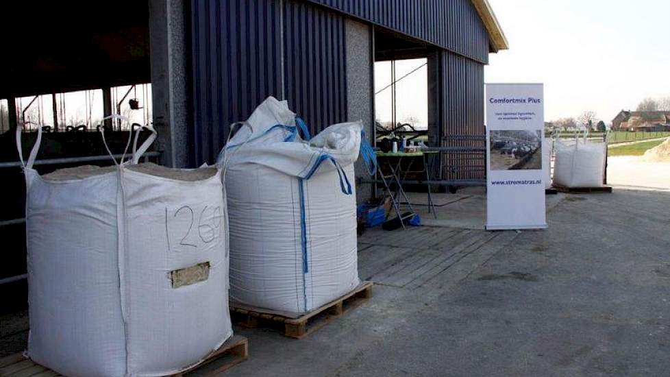 Buiten staan big bags met zaagsel en Comfortmix plus, alleen kalk, Clinomin (kleimineraal) en krijt.