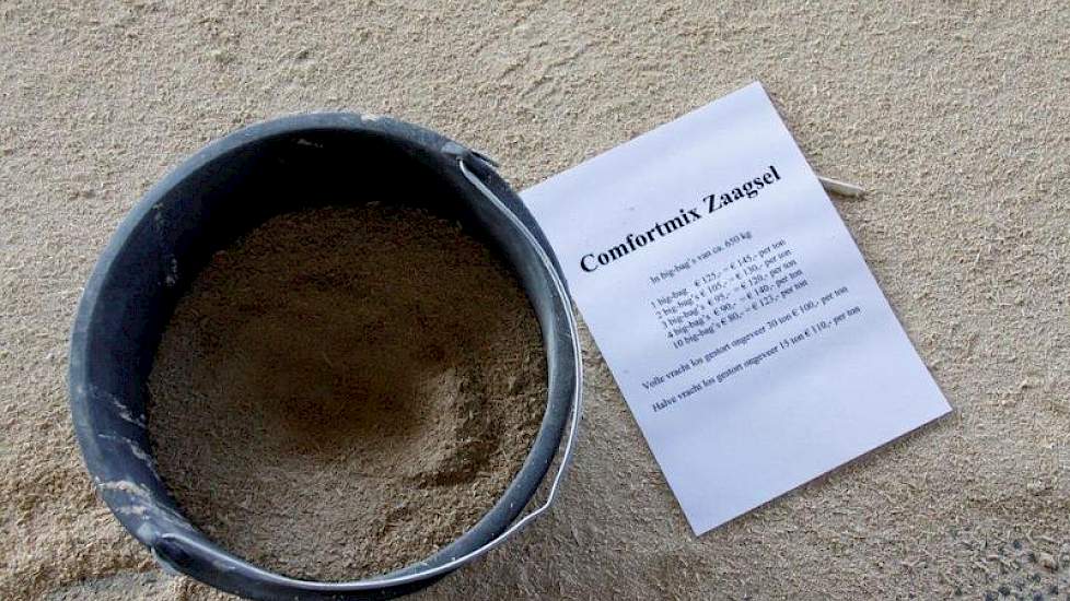 Confortmix zaagsel is een compleet mengsel van kalk en zaagsel wat in een verhouding van 1 ton kalk met 3 à 4 kuub zaagsel is gemengd.
