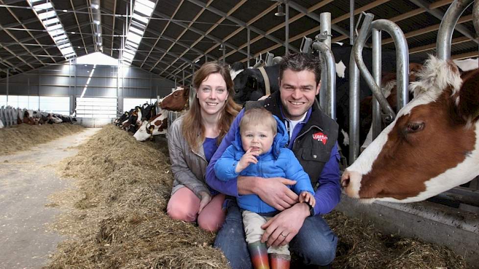 Rob (33), Anne (28) en hun zoon Teun (1) runnen samen met Robs ouders Jan en Diny een melkveebedrijf met 300 koeien. Op ‘overbodige luxe’ werd zoveel mogelijk bespaard. Zo is er geen geïsoleerd dak en ook geen klimaatcomputer. Wel zijn er diepstrooiselbox