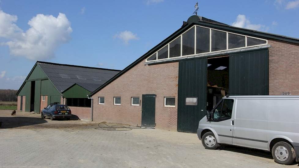 Rechts de oude stal, links ervan de melkstal en geheel links de stal voor de nuchtere stierkalveren.