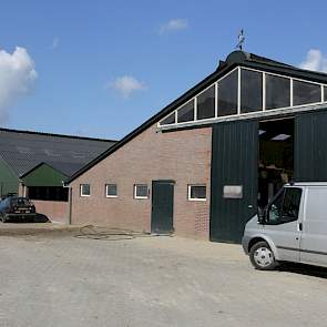 Rechts de oude stal, links ervan de melkstal en geheel links de stal voor de nuchtere stierkalveren.