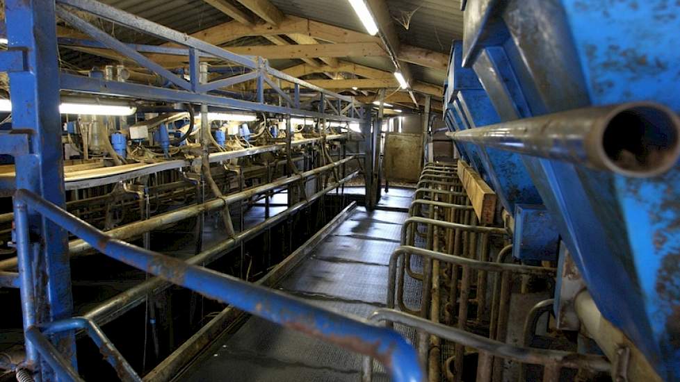 De 2 x 10 stands swingover is verplaatsbaar en de eerste van dit type in Nederland. De melkstal kostte inclusief verbouwing (Boerkamp installeerde zelf krachtvoerverstrekking op maat) minder dan 250 euro per koe.