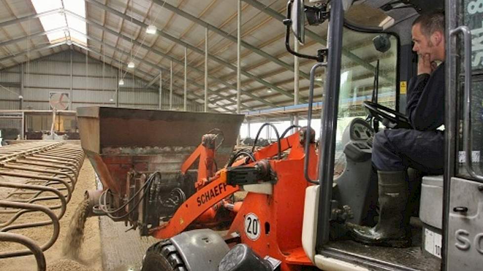 Maatschap Mulder draait de onder druk gevormde pellets, bestaande uit 90 procent stro en 10 procent gras, een maal per maand met een mini-shovel in de diepstrooiselboxen.