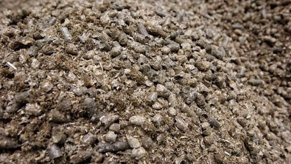 De stropellets worden in Polen geperst. De levertijd is ongeveer vier werkdagen, vertelt Sjef Lemmens van fouragehandel Soepenberg, de leverancier van de stropellets. Het product kost losgestort 165 euro per ton en in big bags 190 euro per ton voor een vo