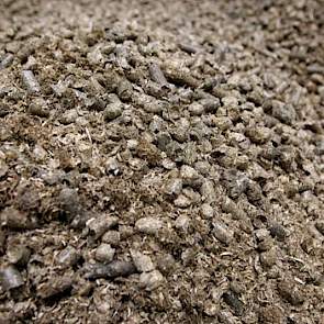 De stropellets worden in Polen geperst. De levertijd is ongeveer vier werkdagen, vertelt Sjef Lemmens van fouragehandel Soepenberg, de leverancier van de stropellets. Het product kost losgestort 165 euro per ton en in big bags 190 euro per ton voor een vo