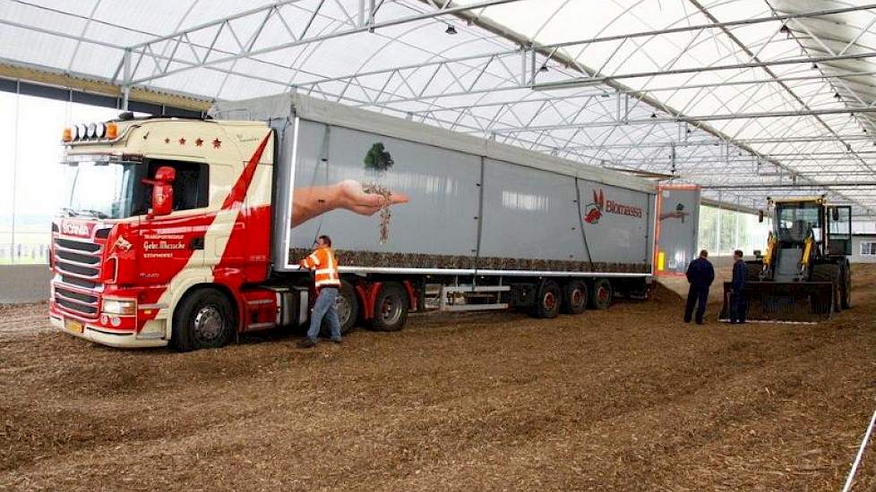 Ondertussen wordt op de nieuwe locatie de laatste vracht houtsnippers gebracht.