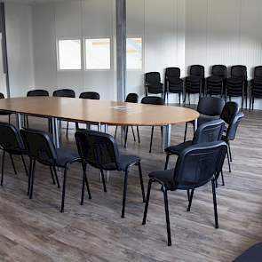 Boven het tanklokaal is een ruimte gecreëerd, met zicht over zowel de melkstal als ligboxenstal. Deze ruimte doet dienst als ontvangstruimte, maar kan ook gehuurd worden.