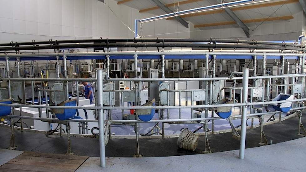 De 40-stands binnenmelker van De-laval. Bij deze 'Excellent' uitvoering is alle apparatuur achter RVS plaatmateriaal weggewerkt. Service-armen ontlasten de melker.