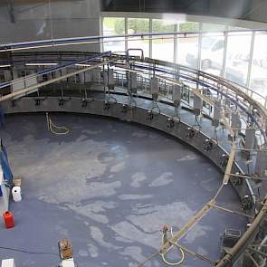 Het raam aan de voorzijde van de stal biedt een inkijk in de melkstal.