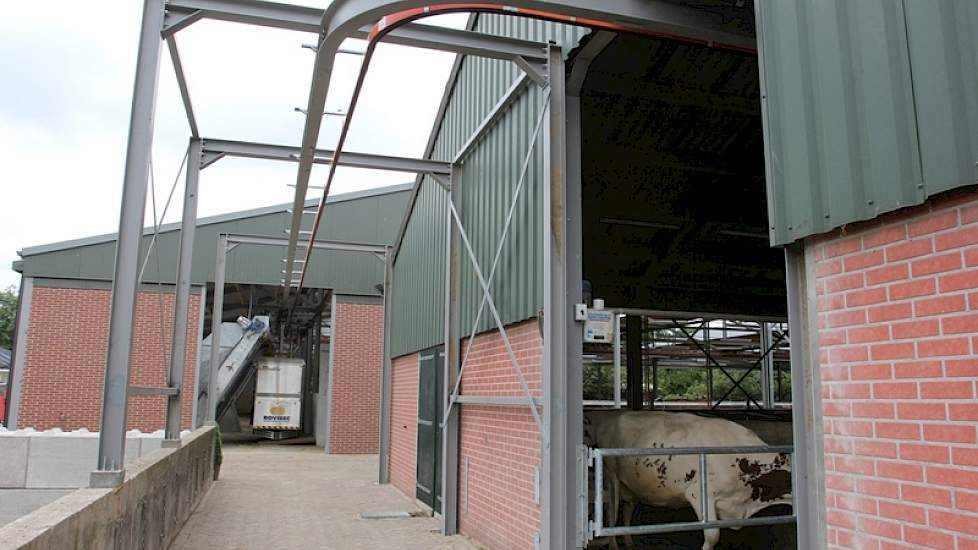 Via rails glijdt de voerwagen van de nieuwe (achter) naar de oude stal (rechtsvoor). Deze oude stal stamt deels uit 1986, maar werd in 2002 verlengd, waardoor deze er aan de achterkant nog als nieuw uitziet. Het pad tussen de twee stallen wordt zelden voo