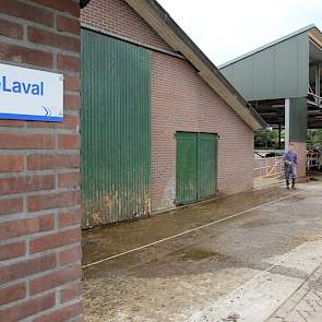 Het koeverkeer van de nieuwe slaapstal (rechts) naar het melkgebouw (links buiten beeld) gebeurt aan de voorkant, via een vast looppad. De ‘gewone’ melkkoeien komen uit de nieuwe stal. De vaarzen en de groep koeien die bijna droog moeten, staan is in de o