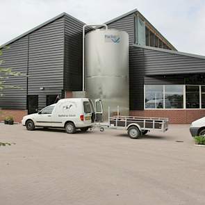 Het bedrijf is omringd door burgerwoningen,  ingeklemd tussen wegen en ligt aan een drukke fietsroute. Dagelijks staan er dan ook mensen naar het melken te kijken, vandaar een mooi ontworpen open gevel voor het melkgebouw.