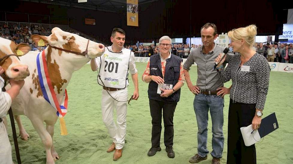 Speaker José Buijs interviewt de succesvolste inzenders bij roodbont Jan en Liesbeth Hermanussen uit Beers, inzenders van het eerste uur, met algemeen kampioene Barendonk Bralisera 12 en de kampioensvaars Barendonk Wilma 300 (links).