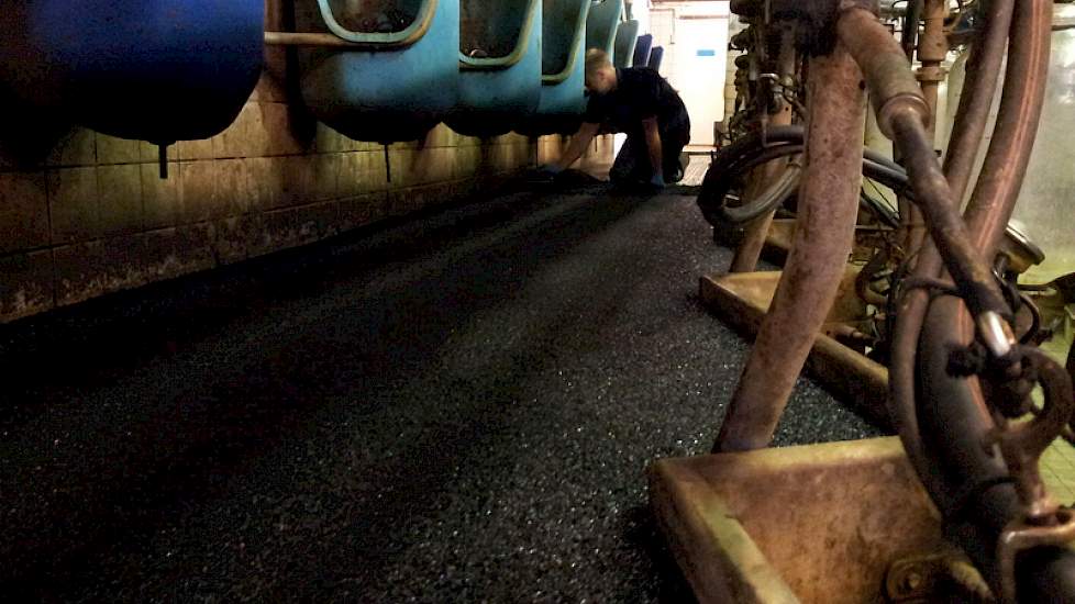 De opbouw van de vloer bestaat uit een ongeveer 20 milimeter dikke laag van rubber granulaat, gemixt met een binder. Na uitharding wordt deze voorzien van seal-lagen voor een naadloos, gesloten, en vloeistofdicht geheel, aldus leverancier Berkterheide Sta