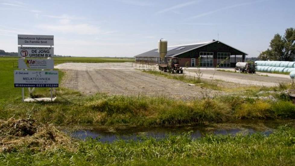 De koeien zullen als het weer het toelaat volop geweid worden, maar bij nattere dagen en in de herfst en winter kunnen de koeien rondlopen in de 2000 vierkante meter grote zandbak.
