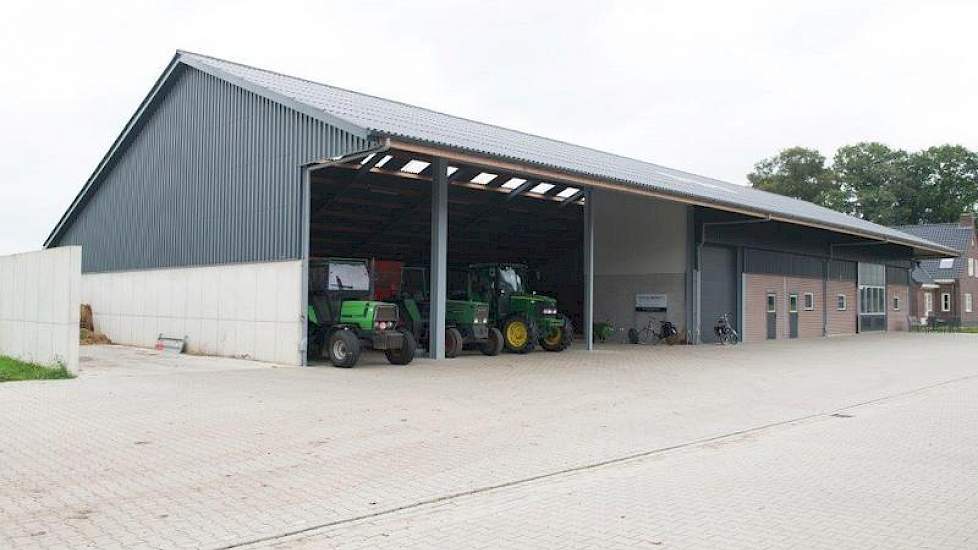 Ook is er een nieuwe werktuigenloods gebouwd. Voor de loods staat het nieuwe woonhuis.