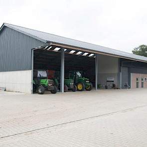 Ook is er een nieuwe werktuigenloods gebouwd. Voor de loods staat het nieuwe woonhuis.
