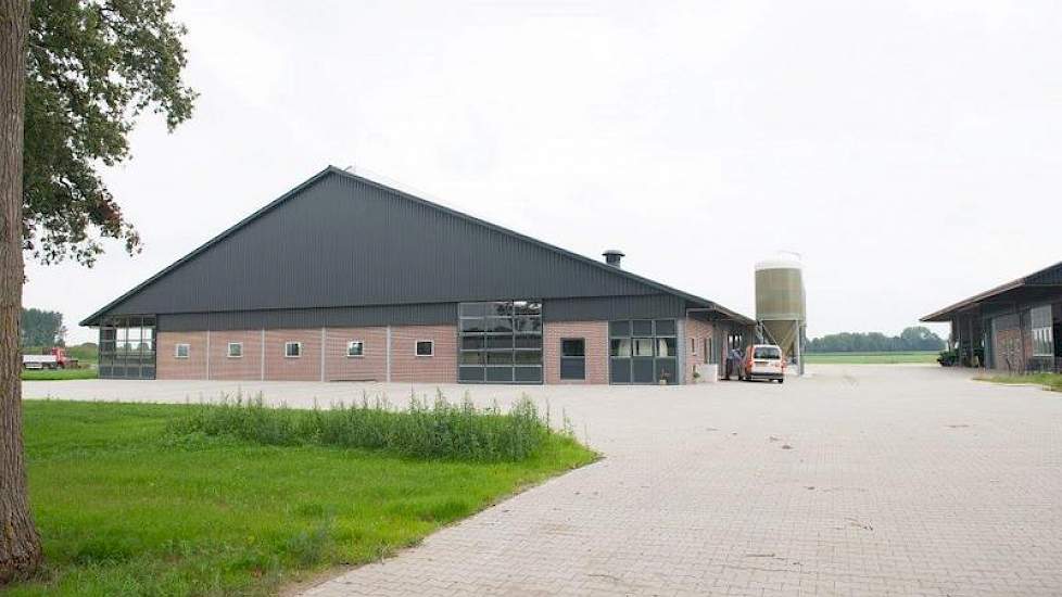 Tot voor kort molk Geert Berenpas (43) samen met zijn vrouw Hermien Berenpas-de Kroeze (42) 115 koeien aan de Harfsense Steeg in Harfsen. Maar ze waren echt toe aan een nieuwe stal, vertelt hij. „Er stonden veel oude schuren, we hadden te maken met overbe