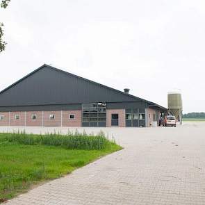 Tot voor kort molk Geert Berenpas (43) samen met zijn vrouw Hermien Berenpas-de Kroeze (42) 115 koeien aan de Harfsense Steeg in Harfsen. Maar ze waren echt toe aan een nieuwe stal, vertelt hij. „Er stonden veel oude schuren, we hadden te maken met overbe