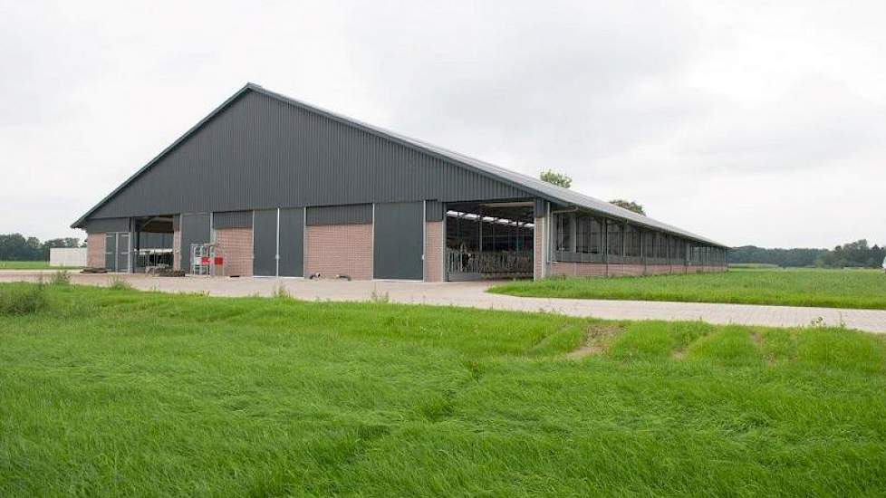 Het achteraanzicht van de nieuwe stal.