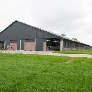 Het achteraanzicht van de nieuwe stal.
