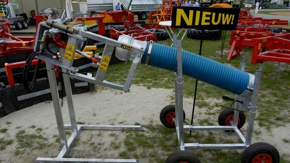 Kemp Machines laat een slangkoppelsysteem voor de bemestingstank zien. Hiermee kan de slang opgepakt en aangekoppeld worden aan de tank, zonder uit te stappen. Het eenvoudige systeem kan op elke bestaande tank gemonteerd worden en is te leveren in 6’ en 8