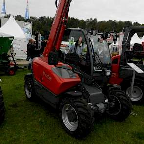 Ook de eerder dit jaar gepresenteerde microverreiker van Weidemann staat op de ATH. Volgens de producent is het de kleinste verreiker ooit in serieproductie. De machine is slechts 1,43 meter breed, 2,71 meter lang en 1,90 meter hoog.