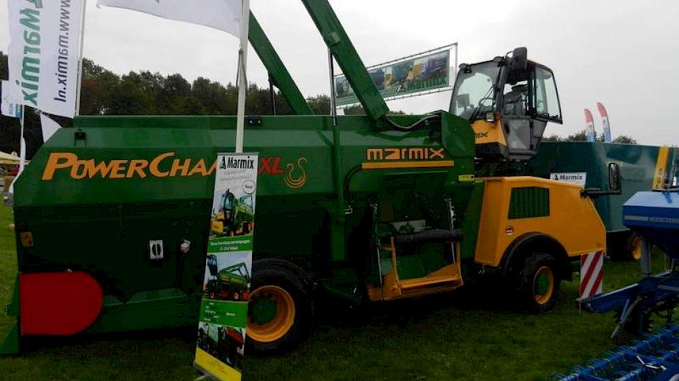 Marmix toont haar nieuwe Power Champ zelfrijdende voermengwagen. Bijzonder aan deze machine is dat de cabine bij het vullen kan draaien en omhoog gaat. Het zicht op de kuilwand wordt op deze manier verhoogd. Bij het lossen van het voer wordt de cabine wee