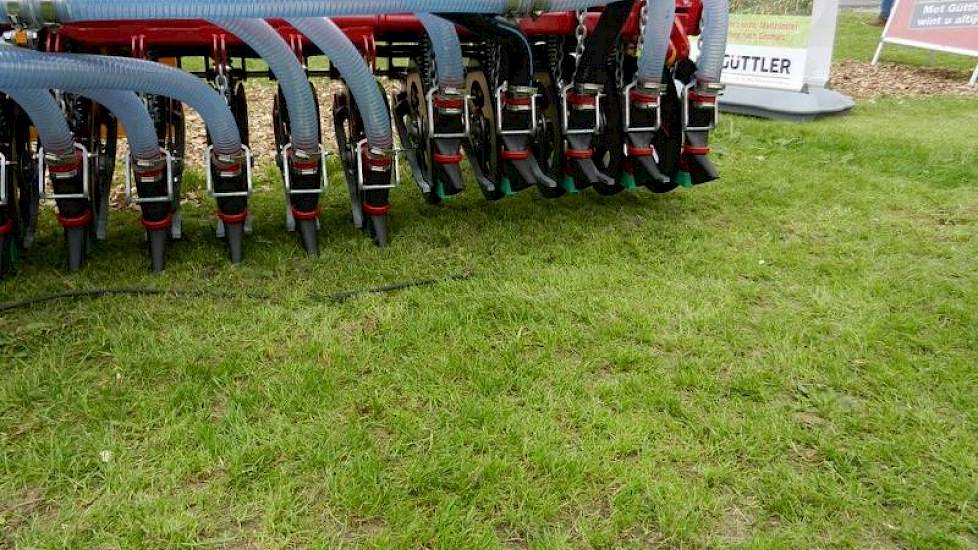 Vredo demonstreert haar GPS-gestuurde sectieafsluiting. De machine sluit bij overlapping automatisch de bemester-elementen af en trekt ze tegelijkertijd op. De secties zijn 80 centimeter breed. Een driedelige bemester bestaat uit vijf secties, terwijl een