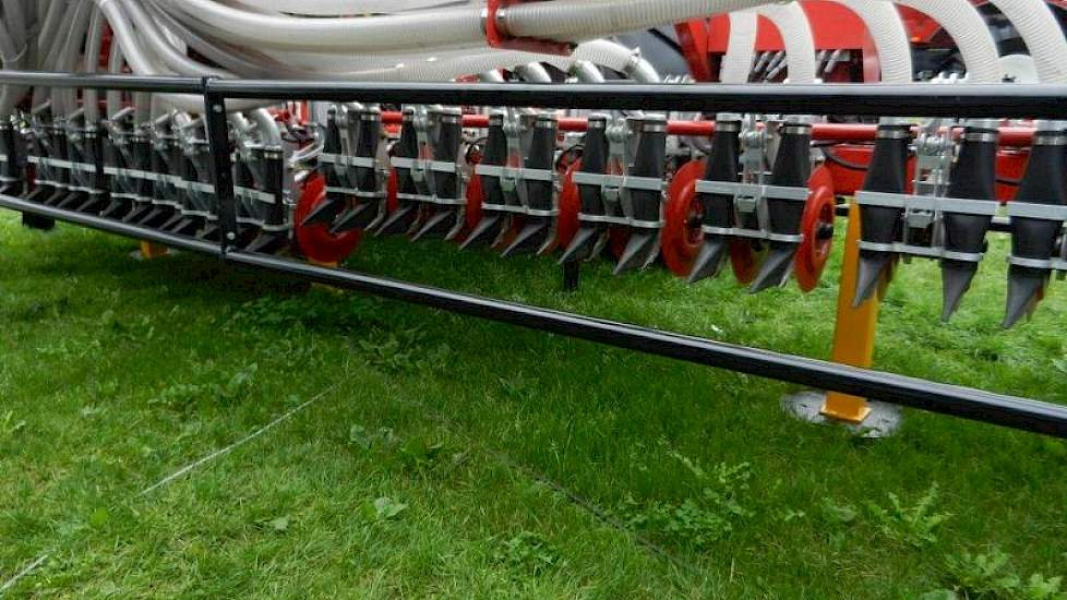 Ook schuitemaker presenteert een bemester met automatisch afsluitbare secties. De Exacta 870 RTK graslandbemester kan per twee secties afsluiten. De rubberen afsluiters (voetjes) worden met perslucht afgesloten op GPS. Bij geen GPS-signaal, of bij een onv