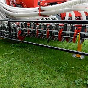 Ook schuitemaker presenteert een bemester met automatisch afsluitbare secties. De Exacta 870 RTK graslandbemester kan per twee secties afsluiten. De rubberen afsluiters (voetjes) worden met perslucht afgesloten op GPS. Bij geen GPS-signaal, of bij een onv