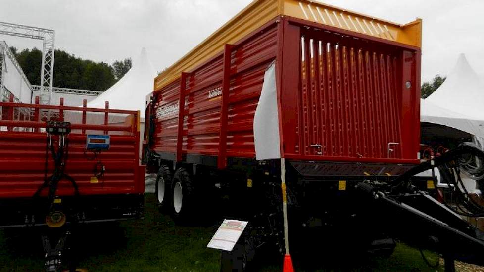 Schuitemaker laat op de beurs voor het eerst de Rapide 65V opraapvoerdoseerwagen zien. Deze opraapwagen is met 35 kuub inhoud geschikt voor de grote melkveehouder. Samen met het kleinere broertje, de 55V, is het de opvolger van de 100-series. Deze worden