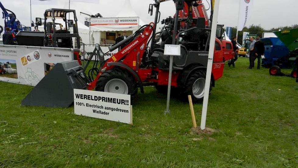De elektrische minishovel van Weidemann wordt voor het eerst aan het publiek getoond. De 1160 e-Hoftrac is de eerste volledig elektrisch aangedreven minishovel. Volgens de machinefabrikant doet de shovel het qua prestaties weinig onder voor de dieselvaria