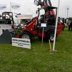 De elektrische minishovel van Weidemann wordt voor het eerst aan het publiek getoond. De 1160 e-Hoftrac is de eerste volledig elektrisch aangedreven minishovel. Volgens de machinefabrikant doet de shovel het qua prestaties weinig onder voor de dieselvaria