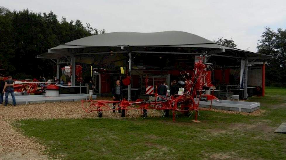 De stand van Lely is uitgevoerd in een ronde stal van ID-agro. De Roundhouse 22 is de nieuwste variant in de serie Roundhouses. In de basis is de stal ontworpen voor vleesvee, maar de stal is volgens ID Agro ook geschikt voor het huisvesten van jongvee en