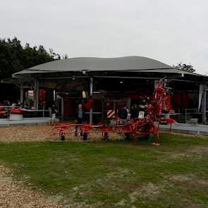 De stand van Lely is uitgevoerd in een ronde stal van ID-agro. De Roundhouse 22 is de nieuwste variant in de serie Roundhouses. In de basis is de stal ontworpen voor vleesvee, maar de stal is volgens ID Agro ook geschikt voor het huisvesten van jongvee en