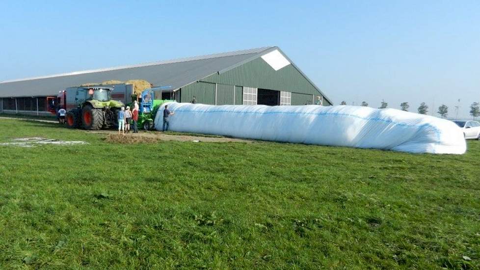 De bag is 3 tot 3,5 meter breed en 2 tot 2,5 meter hoog. Als alle maïs in de bag zit, is de lengte 75 meter.