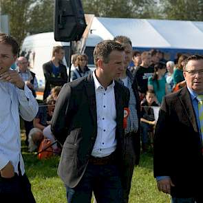 De Fokveedag Boerenlandfeest had voor het eerst sinds vele jaren een nieuwe voorzitter, voormalig vice-voorzitter Johan de Groot (rechts met gestreepte stropdas). Hij kon niet anders dan spreken van een zeer geslaagd evenement.