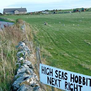 Het bedrijf van Matthews en Carole grenst aan de Noordzee. Het bedrijf ligt aan de doorgaande weg van Rosehearty naar New Aberdour. Een bord met daarop geschreven ‘High Sea Hobbits’ maakt duidelijk waar de bezoekers moeten zijn als ze hier de nacht doorbr